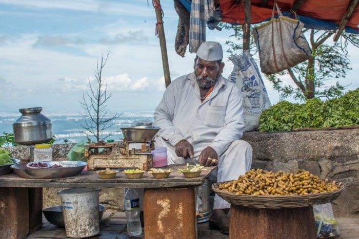 prodejce buráků, ovoce a čaje cestou na Sinhgad Fort