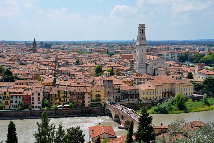 Pohled na Veronu cestou na Castelvecchio